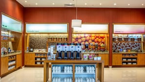 Un café moderno con decoración de madera, máquinas de café y diversas bebidas.