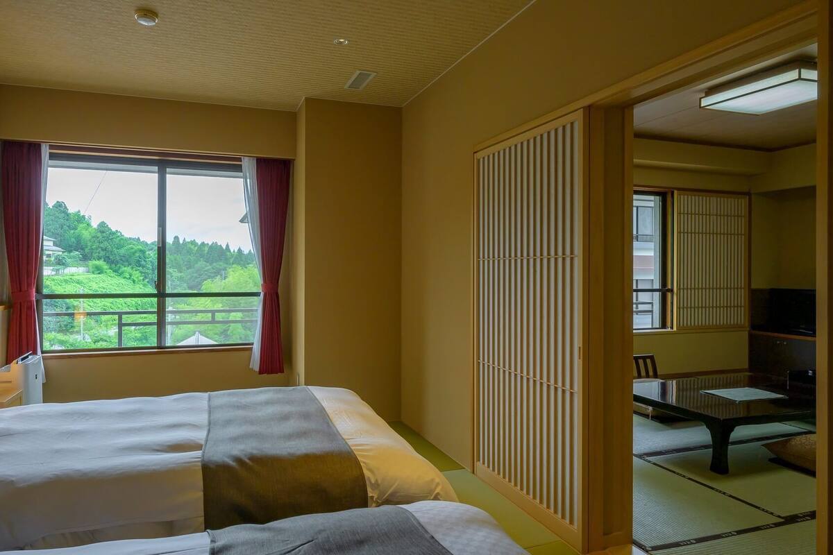 Cribs/infant beds