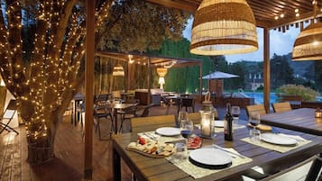 Déjeuner et dîner servis sur place