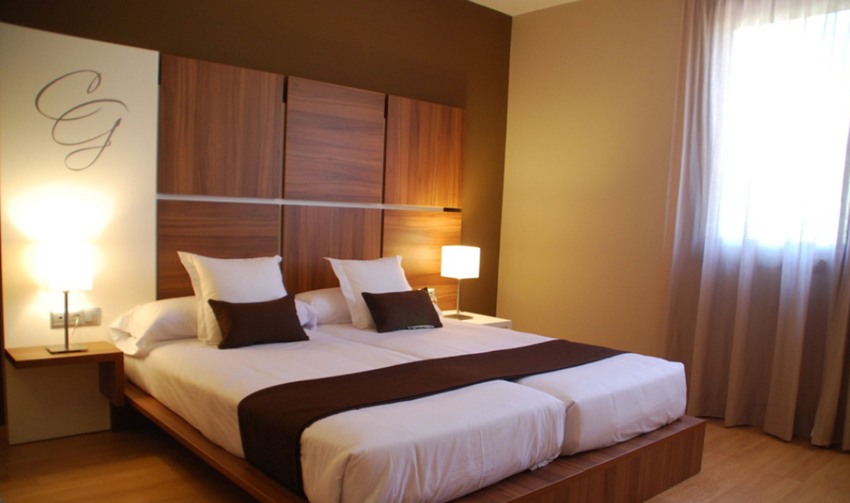 Standard Room, 1 Double or 2 Single Beds | Living area | Flat-screen TV