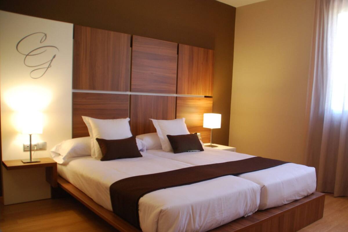 Standaard kamer, 1 tweepersoonsbed of 2 eenpersoonsbedden | Woonruimte | Een flatscreentelevisie