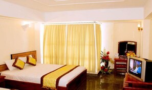 Minibar, in-room safe, desk, blackout drapes - Olympic Hotel (Nha Trang)