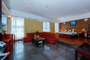 Chambre Deluxe Double ou avec lits jumeaux, vue mer | Minibar, coffres-forts dans les chambres, bureau, rideaux occultants