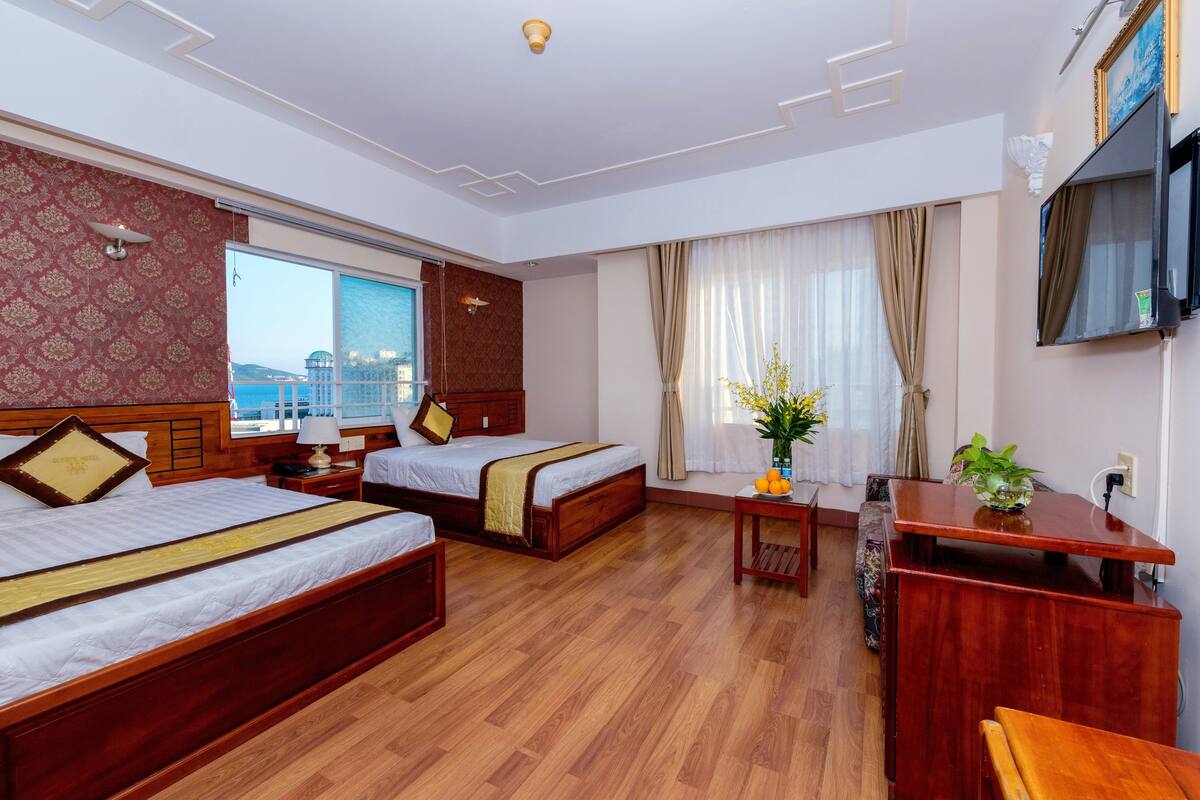 Quarto casal ou duplo luxo, vista para a cidade | Frigobar, cofres nos quartos, escrivaninha, cortinas blackout
