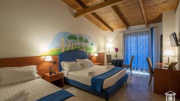 Camas con pillow-top, minibar, decoración personalizada y escritorio