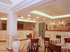 Lunch and dinner served - Hotel Liternum Restaurant (Giugliano in Campania)