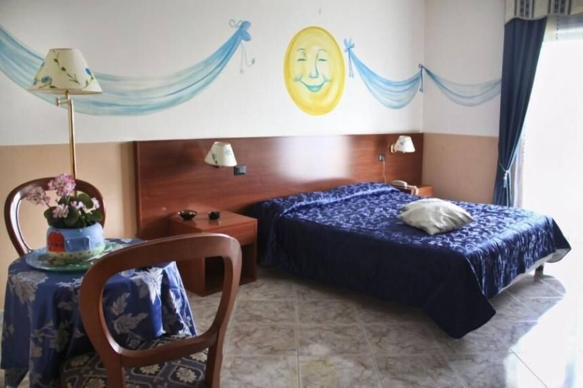 Habitación doble estándar, 1 cama matrimonial o 2 camas individuales | Camas con pillow-top, minibar, escritorio y insonorización 