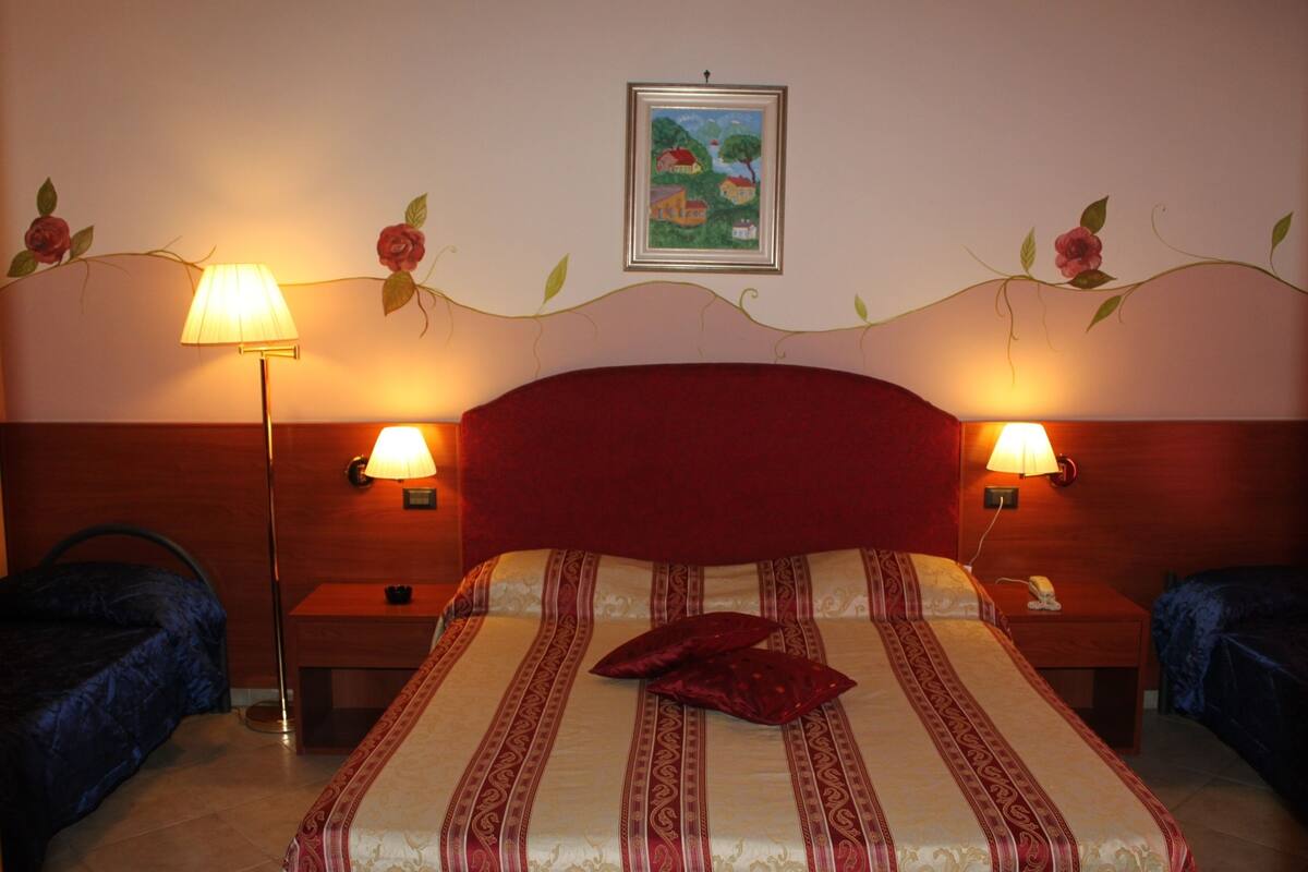 Habitación cuádruple | Camas con pillow-top, minibar, escritorio y insonorización 