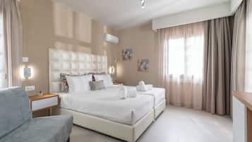 Una habitación de hotel moderna con una cama grande, un sofá y un escritorio.
