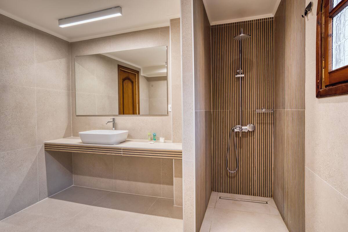 comfort double or twin room (villa building) | bathroom | free toiletries, hair dryer, slippers, towels