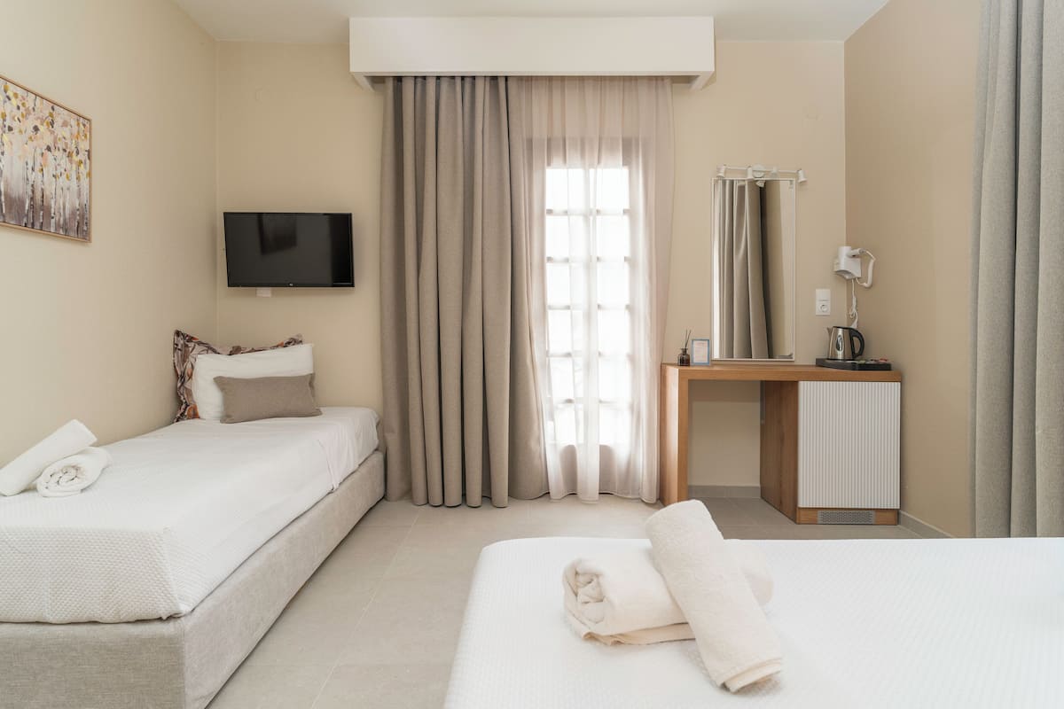 Comfort Triple Room (Villa Building) Street View | 미니바, 객실 내 금고, 책상, 노트북 작업 공간