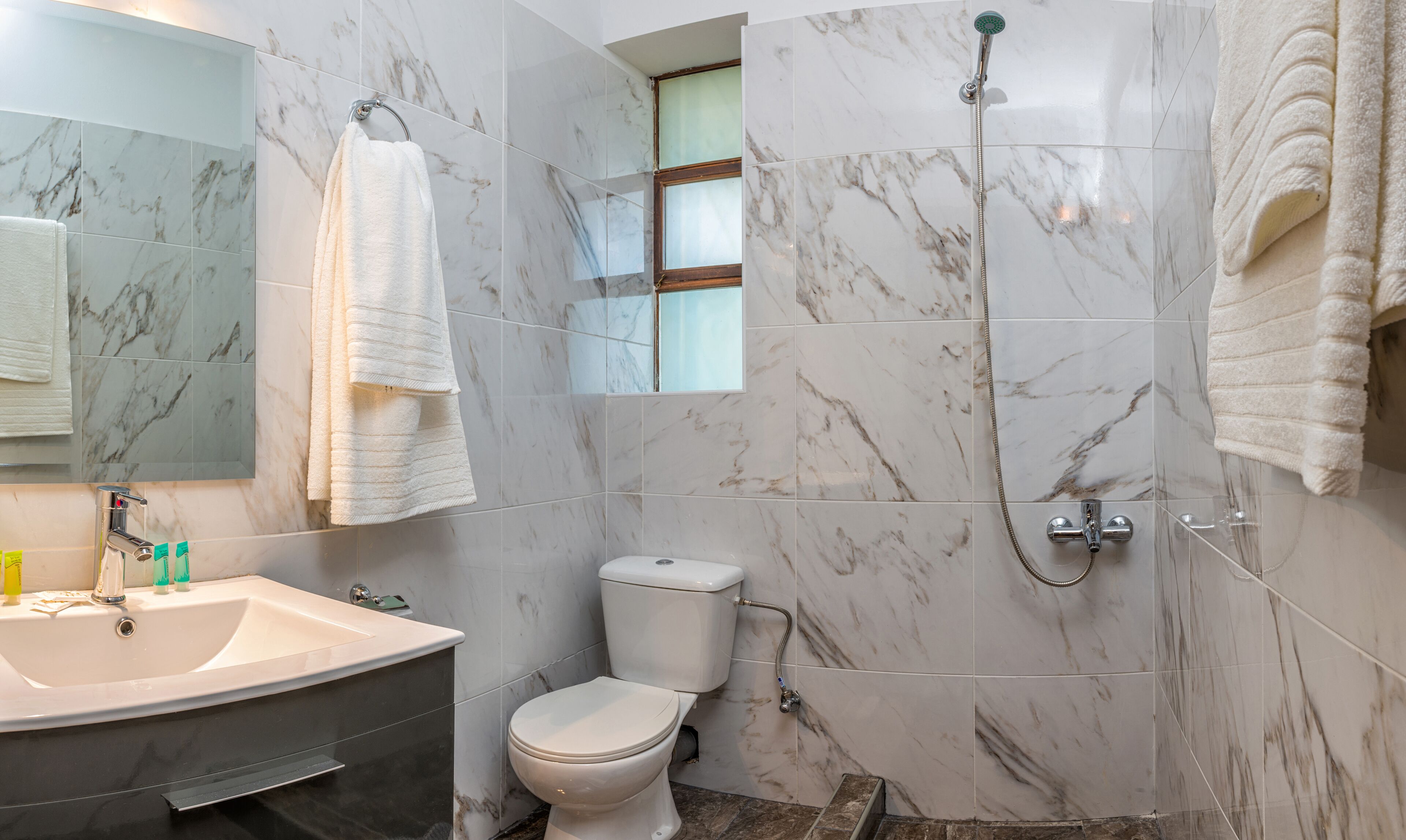 junior suite (villa building) | bathroom | free toiletries, hair dryer, slippers, towels