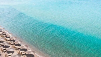 Plage, chaises longues, parasols, bar de plage