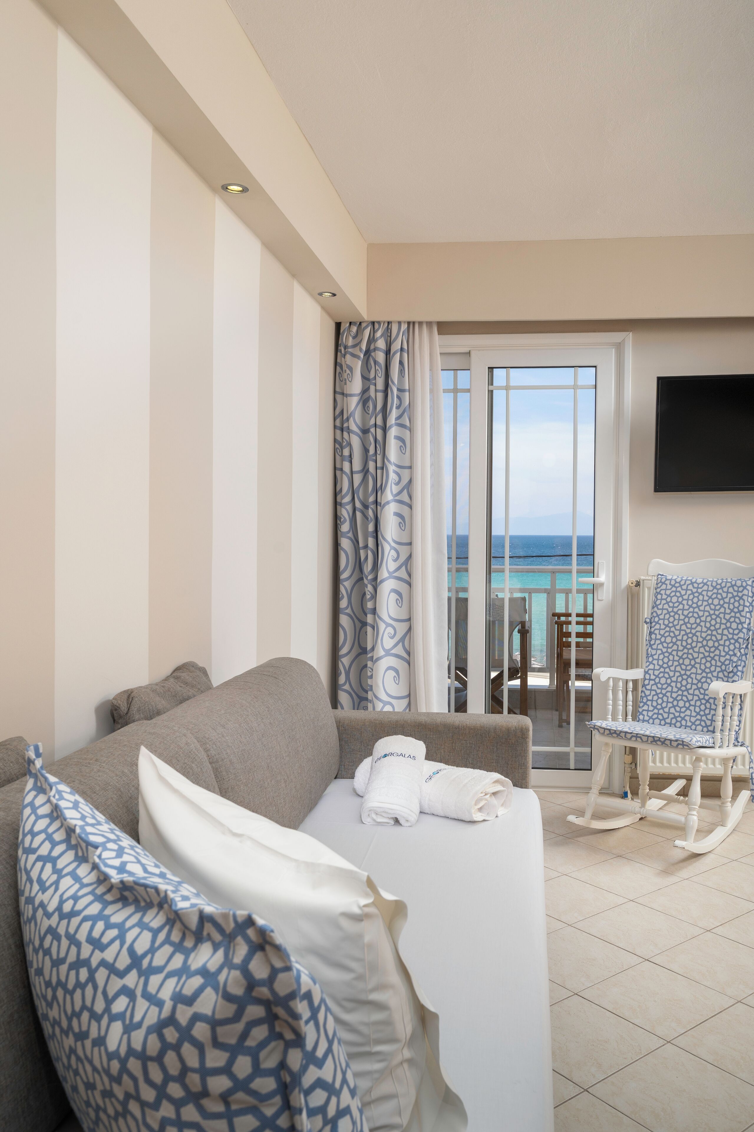 suite, sea view (4 people, hotel building) | living area | tv