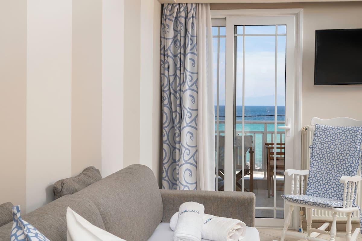 suite, sea view (4 people, hotel building) | living area | tv