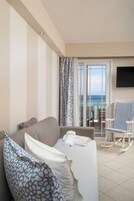 Suite, vistas al mar (4 People, Hotel Building) | Zona de estar | Una televisión