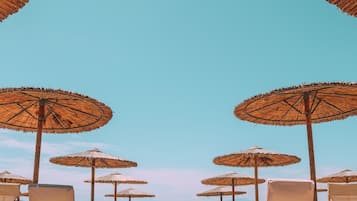 Am Strand, Liegestühle, Sonnenschirme, Strandbar