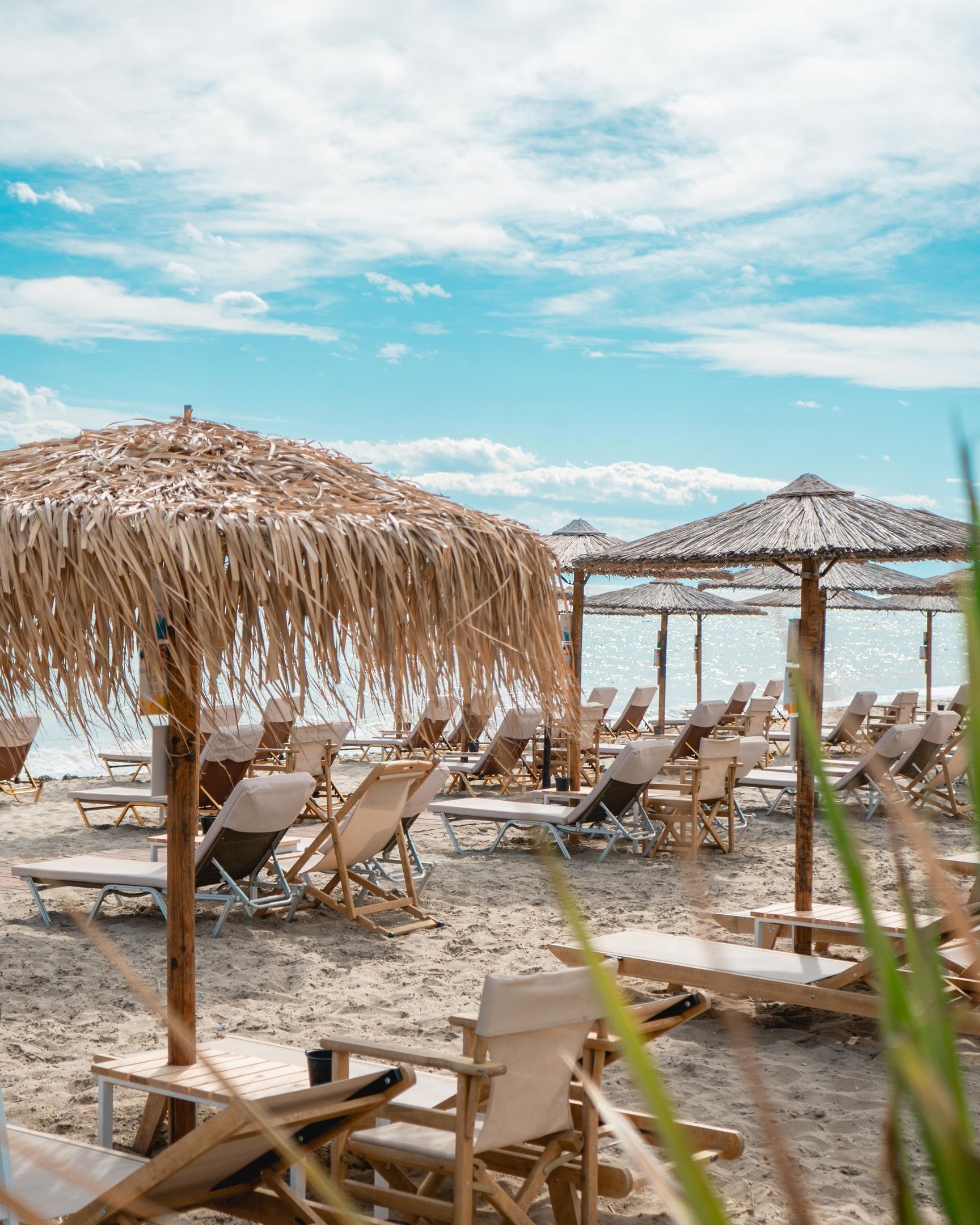 Am Strand, Liegestühle, Sonnenschirme, Strandbar
