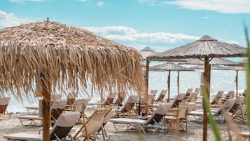 Am Strand, Liegestühle, Sonnenschirme, Strandbar