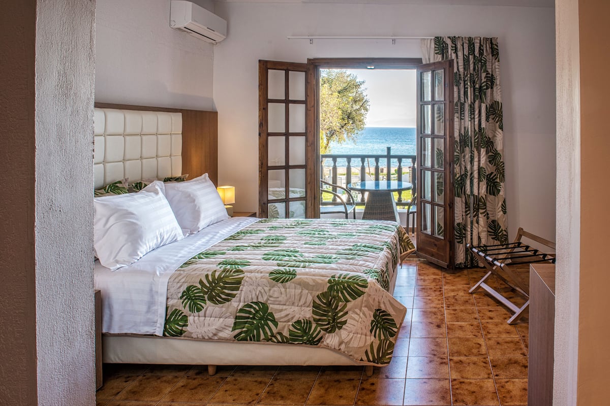 junior suite (villa building) | 1 bedroom, minibar, in-room safe, desk
