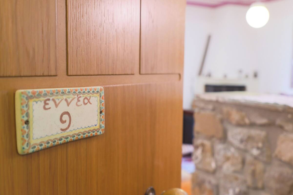 Eine Holztür mit einem Schild, auf dem 'EVVE 9' steht.