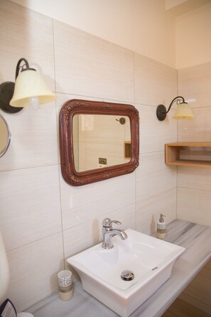 Suite estudio junior (9) | Baño | Amenidades de baño gratuitas, secadora de cabello, pantuflas, jabón 