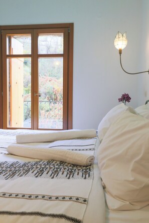 Classic Double Room (5) | 1 bedroom, pillowtop beds, minibar, in-room safe - Hotel Papanikola (Tripoli)