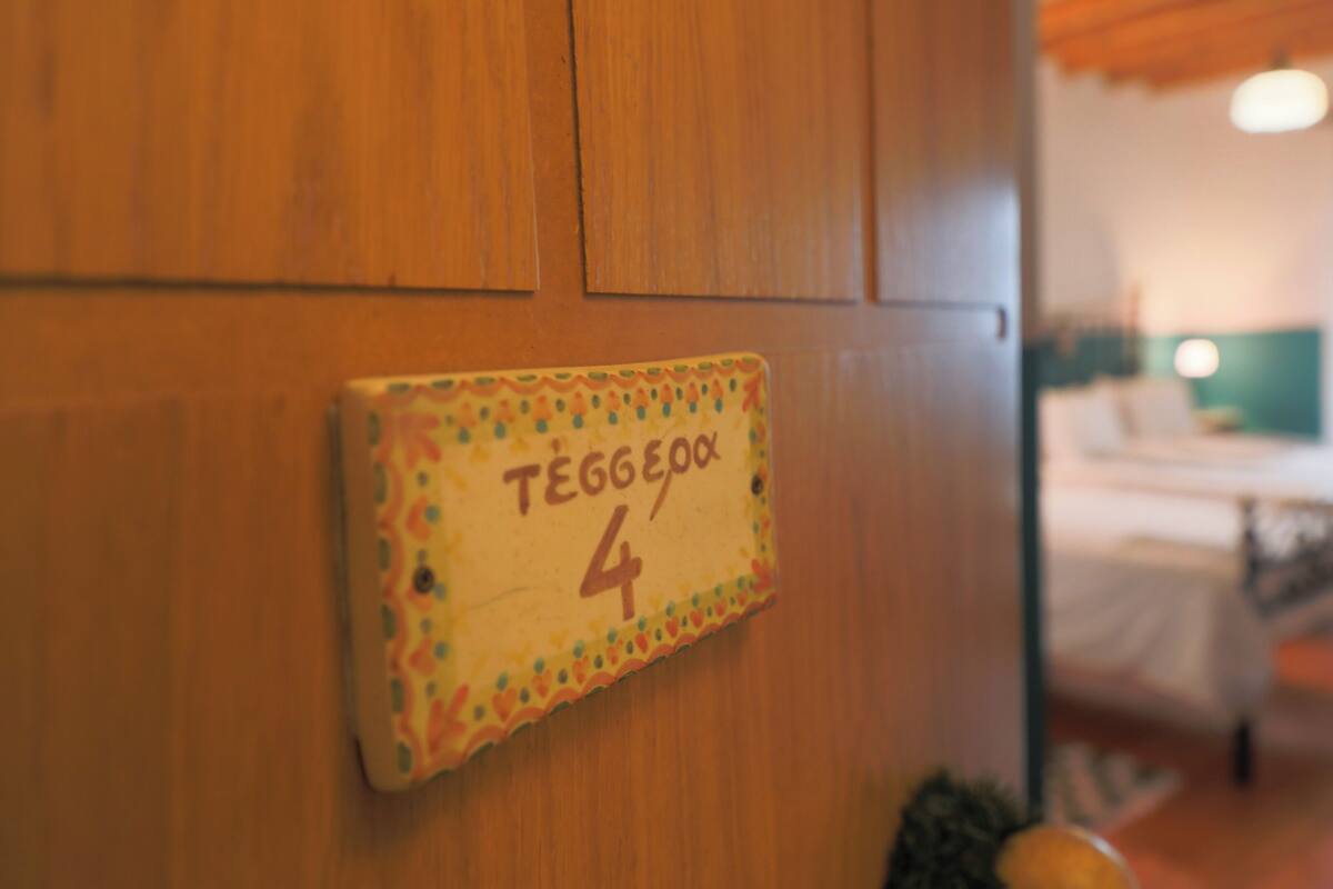 Eine Holzwand mit einem Schild, auf dem 'Tégéox 4' steht.
