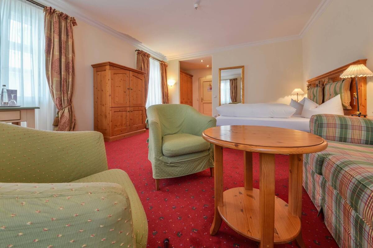 executive double room | hypo-allergenic bedding, down duvets, in-room safe, desk