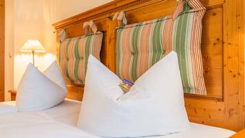 Standard-Doppelzimmer zur Einzelnutzung | Allergikerbettwaren, Daunenbettdecken, Zimmersafe, Schreibtisch