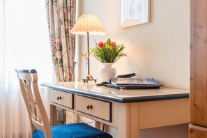 Hypo-allergenic bedding, down comforters, in-room safe, desk