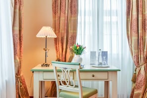 Hypo-allergenic bedding, down duvets, in-room safe, desk - Hotel Post Murnau (Murnau am Staffelsee)