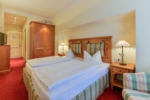 Hypo-allergenic bedding, down duvets, in-room safe, desk