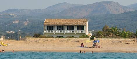 Plage, chaises longues, parasols