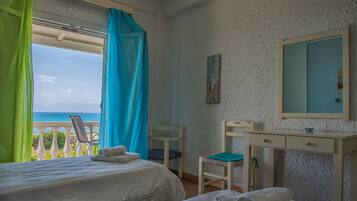 Apartment, 2 Schlafzimmer, Meerblick | Zimmersafe, schallisolierte Zimmer, Bügeleisen/Bügelbrett