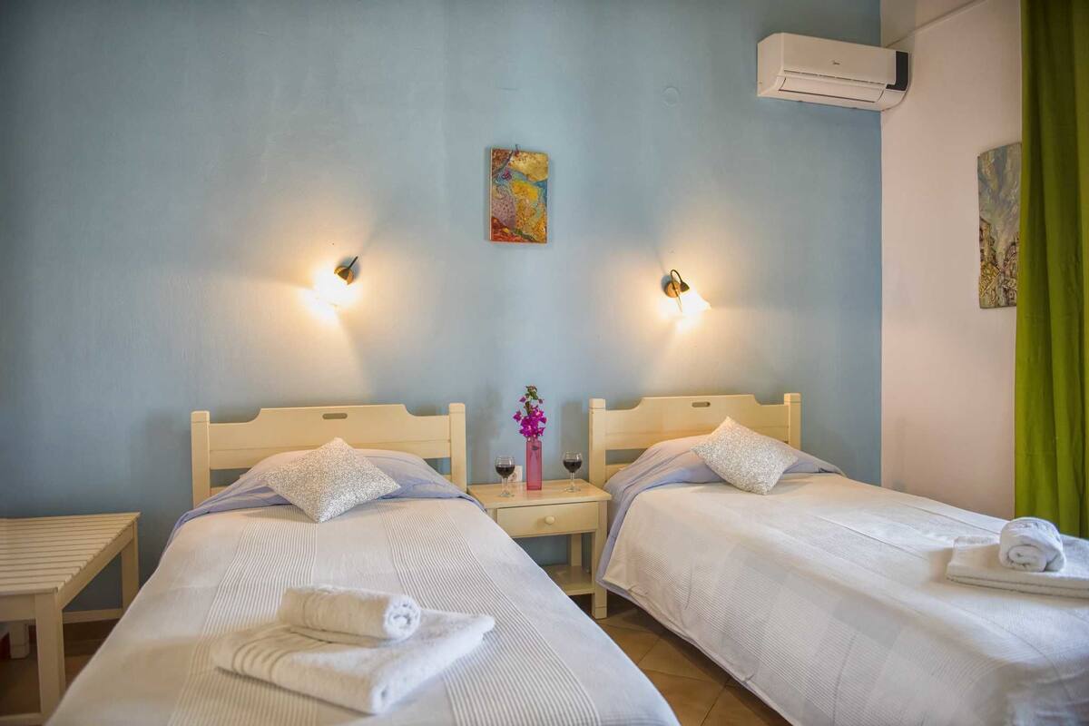 Family Studio | In-room safe, soundproofing, iron/ironing board, cribs (free)