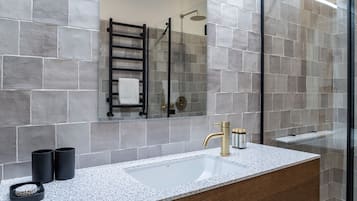 Suite with courtyard view | Bathroom | Shower, free toiletries, hair dryer, slippers