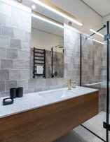 Ducha, artículos de tocador gratuitos, secador de pelo, pantuflas