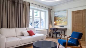 Suite with courtyard view | 1 室のベッドルーム、高級寝具、羽毛の掛け布団、低反発ベッド