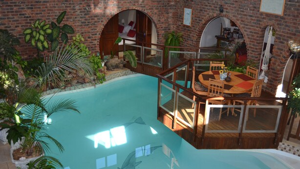 Kolam renang indoor dan kolam renang outdoor
