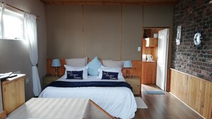Kamar Double atau Twin Basic, balkon (Seastar) | Busa memori, brankas, setrika/meja setrika, dan Wi-Fi gratis