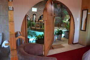 Room (Whale) | Memory foam beds, in-room safe, individually decorated - Dolphin View Guesthouse (Jeffreys Bay)