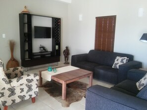 Deluxe-hus - 2 soveværelser - handicapvenligt - udsigt til kanal | Stue | Fladskærms-tv