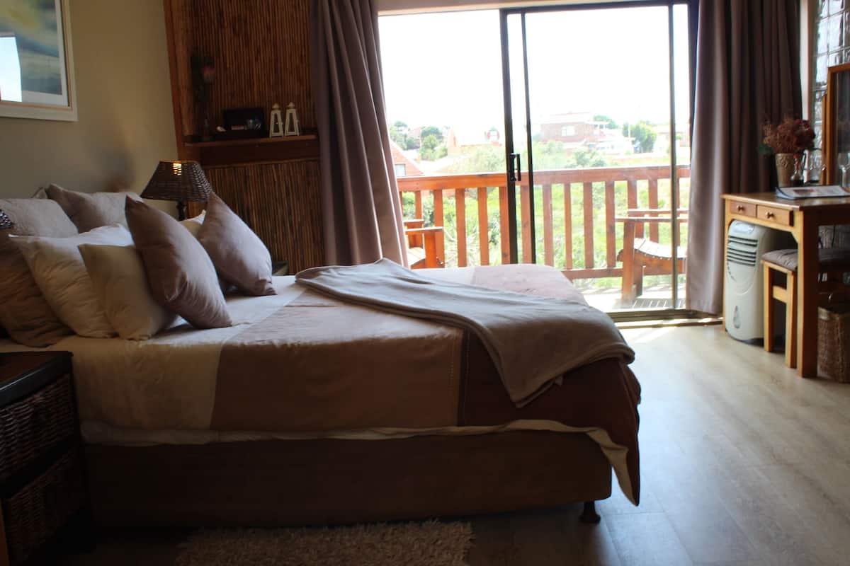 Room (Whale) | 1 bedroom, memory foam beds, in-room safe, individually decorated
