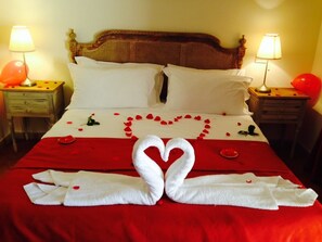 Suite for 2 people | Bộ đồ giường cao cấp, bàn, bàn ủi/dụng cụ ủi quần áo 