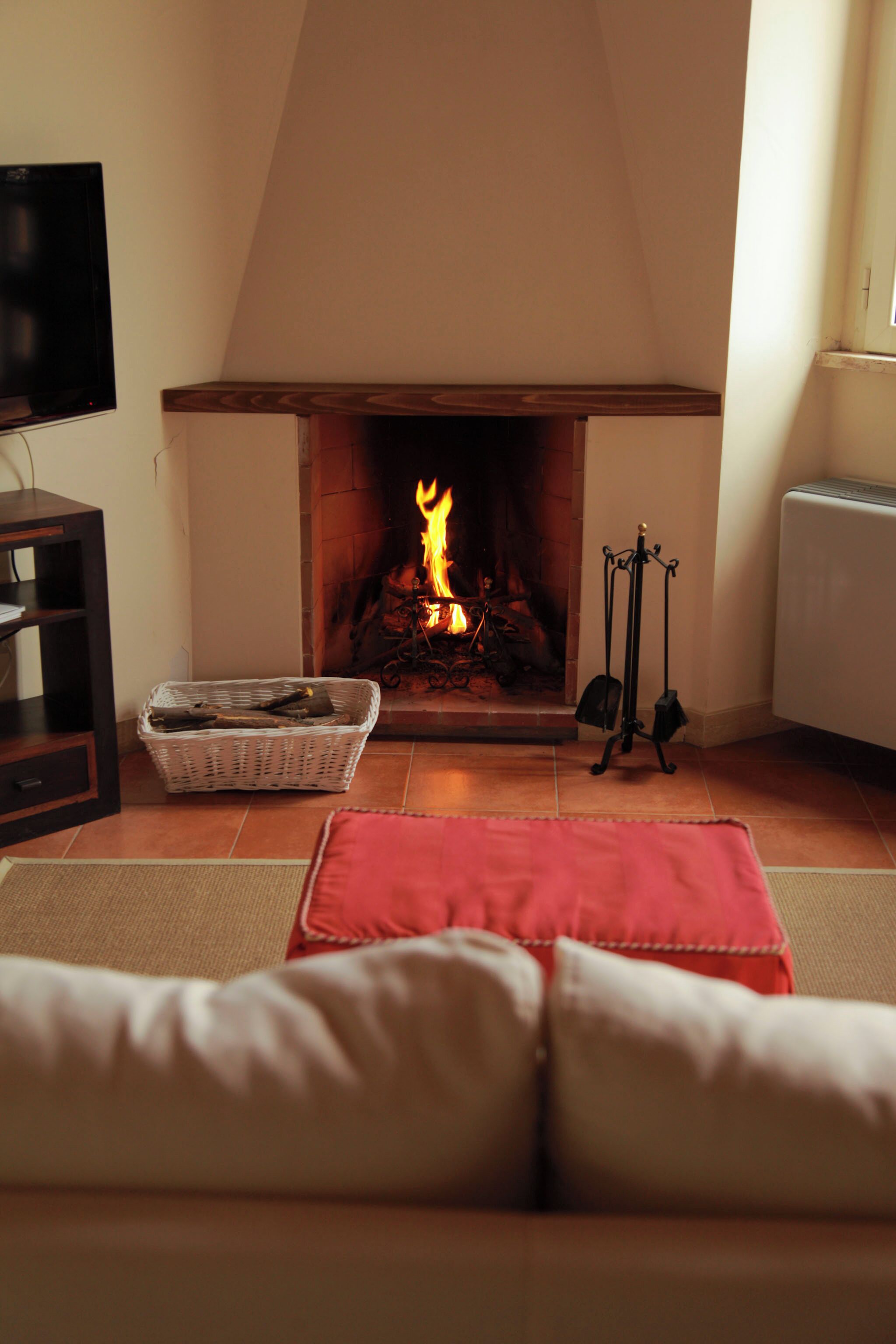 32-inch TV with cable channels, fireplace