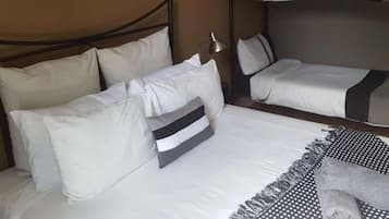 Habitación doble | Tabla de planchar con plancha, wifi gratis y ropa de cama