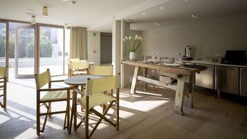 Serveert ontbijt, lunch, diner, uitzicht op de tuin