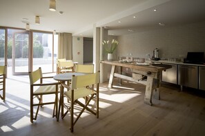 Breakfast, lunch, dinner served; garden views 