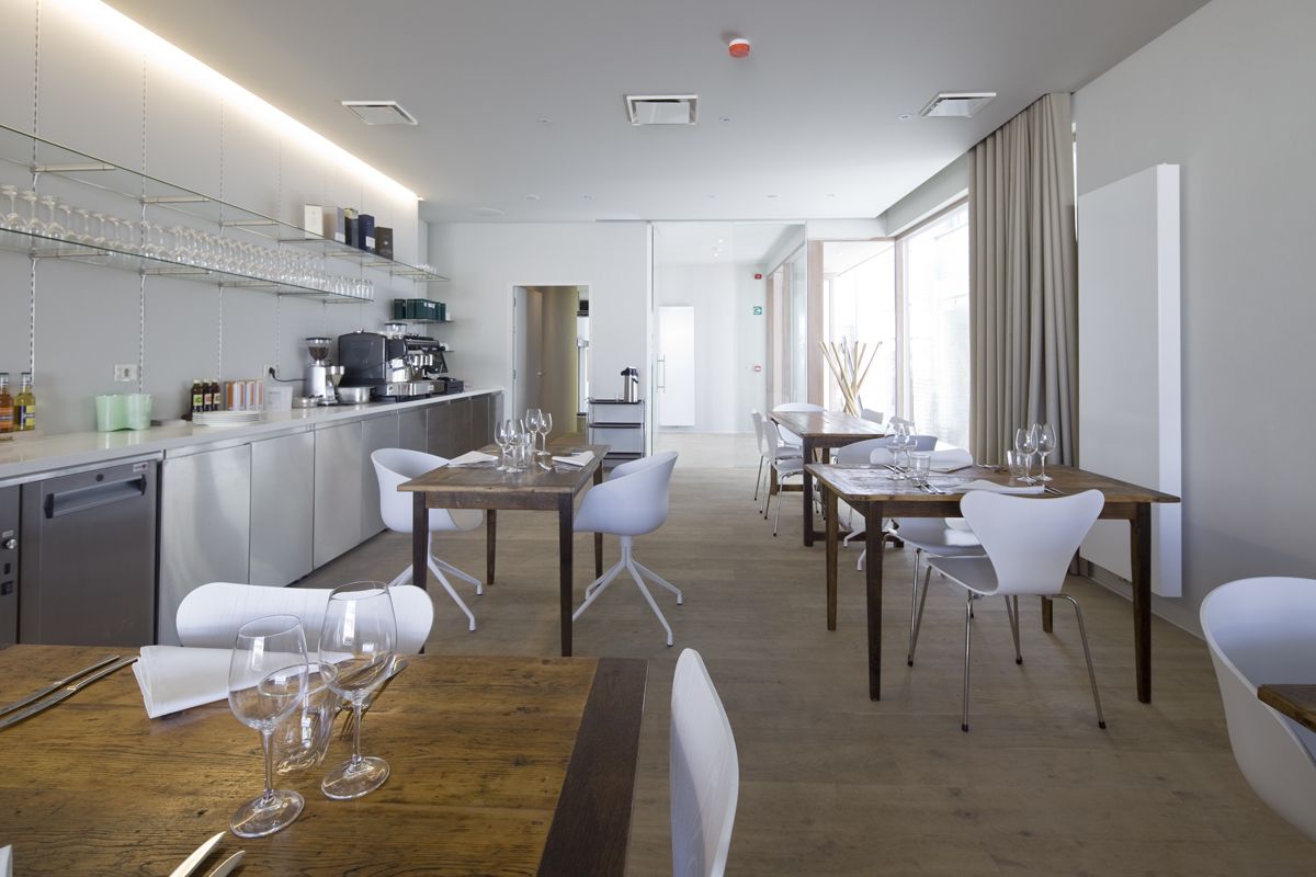 Petit déjeuner, déjeuner et dîner servis sur place, vue sur le jardin